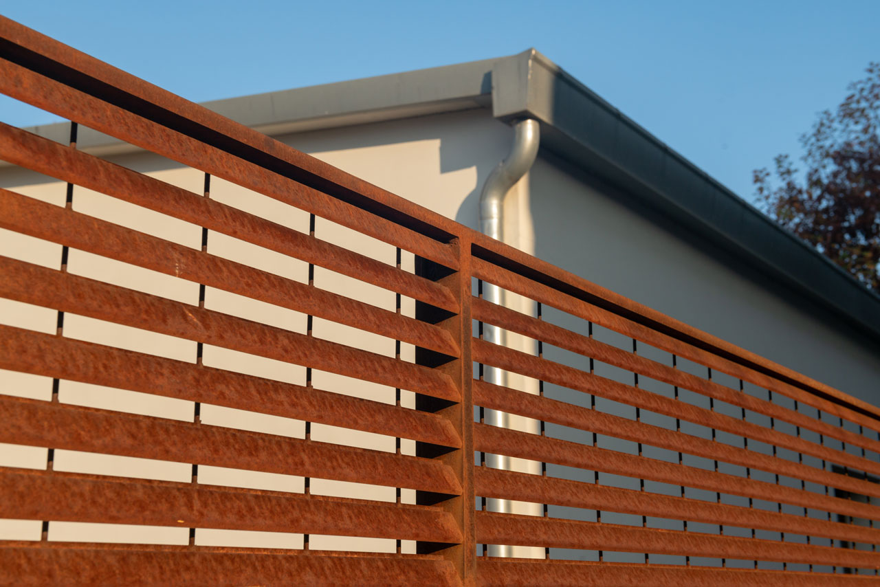 Weathering Corten steel panels in Arizona